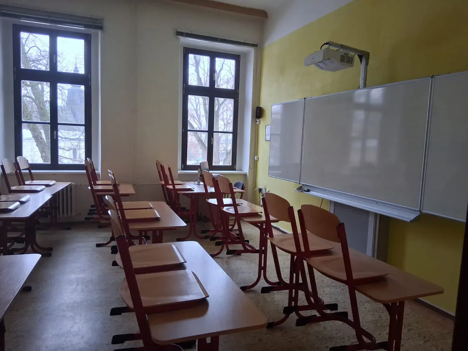 Učebna A2D6 na Gymnáziu Jihlava: lavice, tabule a okna do parku