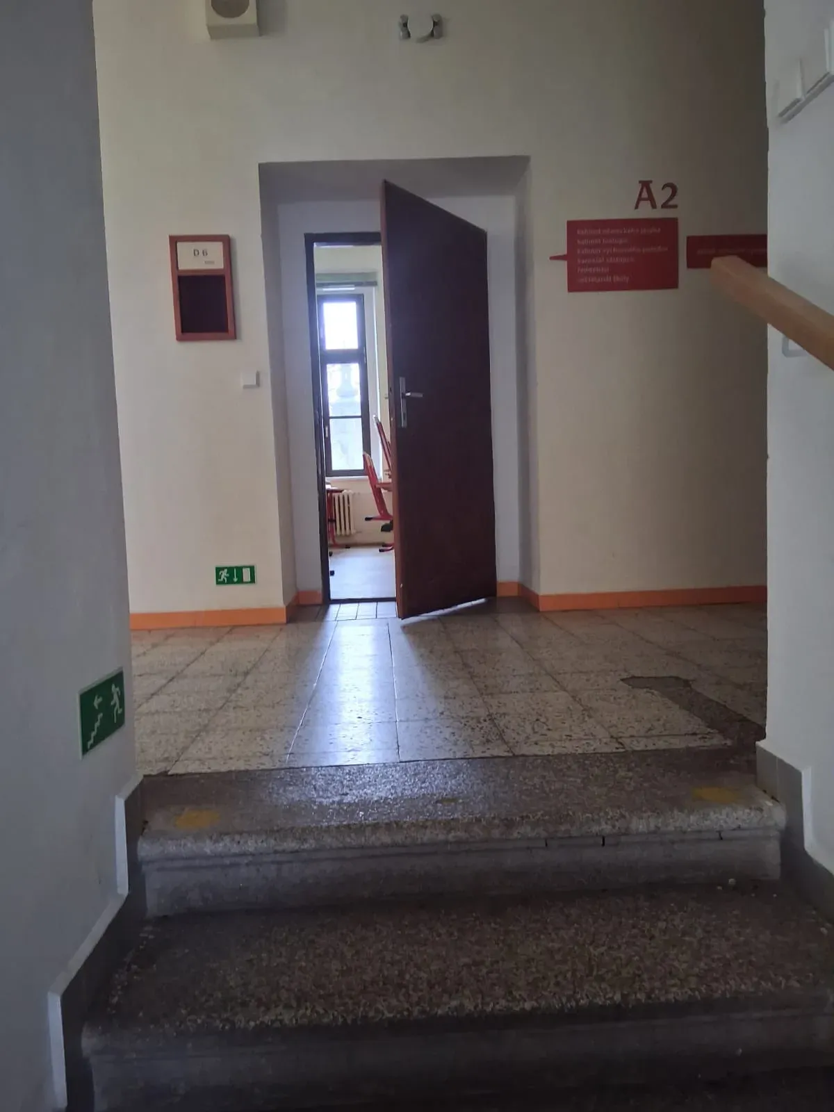 Vstup do budovy A Gymnázia Jihlava s cedulí A2